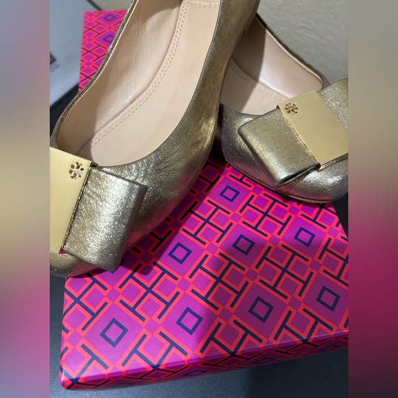 Tory Burch Gold Metallic Platinum Classic Bow Chase Ballet Flats Size 5 - Picture 3 of 10